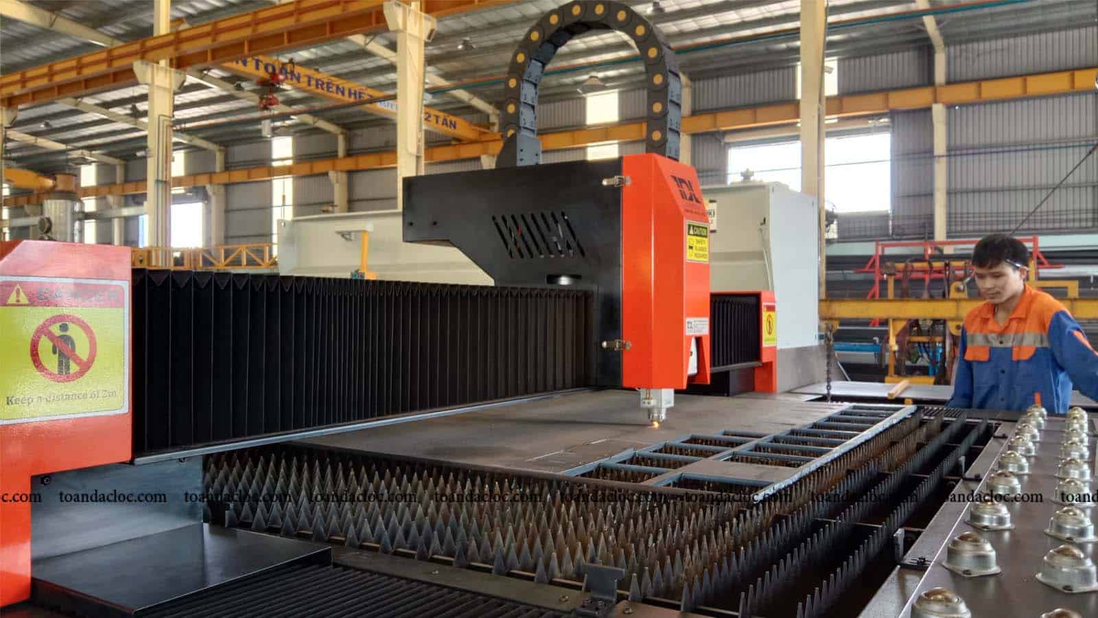 Laser cutting machine with Nd . crystal