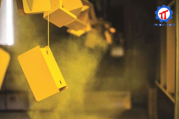 Độ bền sơn tĩnh điện là yếu tố quan trọng quyết định chất lượng và tuổi thọ của lớp sơn. Nhờ công nghệ hiện đại, sơn tĩnh điện mang lại khả năng chống ăn mòn, bám dính tốt và bảo vệ bề mặt tối ưu. Hãy cùng Cơ Khí Trường Thịnh tìm hiểu các yếu tố ảnh hưởng đến độ bền của sơn tĩnh điện và cách nâng cao tuổi thọ của lớp sơn này. Độ bền sơn tĩnh điện là gì? Độ bền sơn tĩnh điện là khả năng duy trì chất lượng và tính thẩm mỹ của lớp sơn trong thời gian dài mà không bị bong tróc, phai màu hay ăn mòn. Lớp sơn này có độ bám dính cao trên bề mặt kim loại, giúp sản phẩm chống chịu được các điều kiện khắc nghiệt như thời tiết, hóa chất và va đập cơ học. Sơn tĩnh điện có tuổi thọ lên đến 10 - 20 năm nếu được thi công đúng cách và bảo dưỡng hợp lý. Đây là lựa chọn tối ưu cho các sản phẩm ngoài trời, đồ gia dụng, ô tô, xe máy, thiết bị công nghiệp và nhiều lĩnh vực khác. Các yếu tố ảnh hưởng đến độ bền sơn tĩnh điện Chất lượng bột sơn Bột sơn tĩnh điện có nhiều loại khác nhau, bao gồm sơn epoxy, sơn polyester, sơn hybrid và sơn polyurethane. Chất lượng bột sơn quyết định đến khả năng chống chịu của lớp sơn với các tác nhân bên ngoài. Lựa chọn loại sơn phù hợp với môi trường sử dụng sẽ giúp nâng cao độ bền. Quy trình sơn và xử lý bề mặt Làm sạch bề mặt: Trước khi sơn, bề mặt kim loại cần được xử lý sạch bằng phương pháp hóa học hoặc cơ học để loại bỏ dầu mỡ, bụi bẩn và lớp oxi hóa. Điều này giúp lớp sơn bám chắc hơn. Thi công sơn: Kỹ thuật phun sơn, nhiệt độ và thời gian sấy ảnh hưởng trực tiếp đến chất lượng sơn. Sơn được sấy đúng nhiệt độ sẽ giúp bột sơn nóng chảy đều, bám chắc và tăng độ bền. Lớp phủ bảo vệ: Một số ứng dụng cần phủ thêm lớp bảo vệ UV hoặc lớp sơn bóng để tăng độ bền và chống trầy xước. Điều kiện môi trường Môi trường sử dụng có ảnh hưởng lớn đến tuổi thọ sơn tĩnh điện: Ngoài trời: Tiếp xúc với ánh nắng mặt trời, mưa, gió và độ ẩm cao có thể làm giảm tuổi thọ sơn nếu không chọn đúng loại sơn chống UV. Hóa chất: Các khu vực tiếp xúc với hóa chất ăn mòn như nhà máy sản xuất, khu công nghiệp cần dùng sơn có khả năng chống hóa chất tốt. Nhiệt độ: Môi trường có nhiệt độ quá cao hoặc thay đổi liên tục có thể khiến lớp sơn giãn nở và bị nứt. Xem thêm: http://cokhiphutrotruongthinh.com/cong-ty-bot-son-tinh-dien-gia-re-uy-tin---co-khi-truong-thinh-bv.html Cách tăng độ bền sơn tĩnh điện Chọn loại sơn phù hợp Tùy vào môi trường sử dụng, hãy chọn loại sơn có tính năng phù hợp: Sơn epoxy: Phù hợp cho môi trường trong nhà, chống hóa chất tốt nhưng không bền dưới tia UV. Sơn polyester: Phù hợp cho ngoại thất, chống tia UV và thời tiết tốt. Sơn polyurethane: Chống hóa chất và thời tiết cực tốt, thích hợp cho ngành công nghiệp ô tô, hàng hải. Bảo trì định kỳ Vệ sinh bề mặt: Lau chùi bề mặt sơn bằng khăn mềm và dung dịch nhẹ nhàng để loại bỏ bụi bẩn. Kiểm tra và sửa chữa: Nếu phát hiện lớp sơn bị trầy xước hoặc bong tróc, cần xử lý ngay để tránh ăn mòn lan rộng. Bảo vệ khỏi tác nhân gây hại: Hạn chế tiếp xúc trực tiếp với hóa chất mạnh hoặc lực va đập lớn để duy trì chất lượng sơn. Thi công sơn chuyên nghiệp Lựa chọn đơn vị sơn tĩnh điện uy tín với trang thiết bị hiện đại và đội ngũ kỹ thuật viên có kinh nghiệm giúp đảm bảo chất lượng sơn tốt nhất. Thi công đúng quy trình giúp sơn đạt độ bền tối ưu, tiết kiệm chi phí bảo trì và thay thế. Kết luận Độ bền sơn tĩnh điện phụ thuộc vào nhiều yếu tố như chất lượng bột sơn, quy trình thi công, điều kiện môi trường và cách bảo trì. Việc lựa chọn loại sơn phù hợp, bảo dưỡng đúng cách và thi công chuyên nghiệp sẽ giúp lớp sơn tĩnh điện có tuổi thọ cao, bảo vệ sản phẩm hiệu quả trong thời gian dài. Thông tin của Cơ Khí Trường Thịnh:  Hotline: Mr: Hưng: 0936.988.978 - Mrs: Tâm: 0904488455 - 0225.627.79.97  ĐC Xưởng Sản Xuất: Khu C, số 57 km5, Lâm Sản, P.Sở Dầu Q. Hồng Bàng Website: http://cokhiphutrotruongthinh.com
